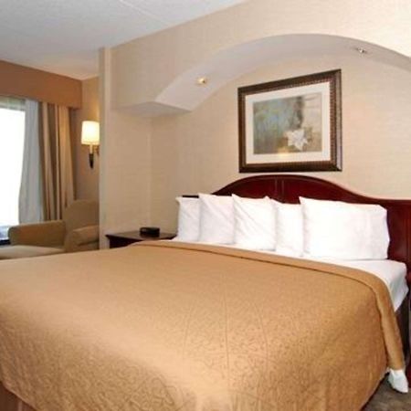 Quality Inn & Suites Bensalem Habitación foto